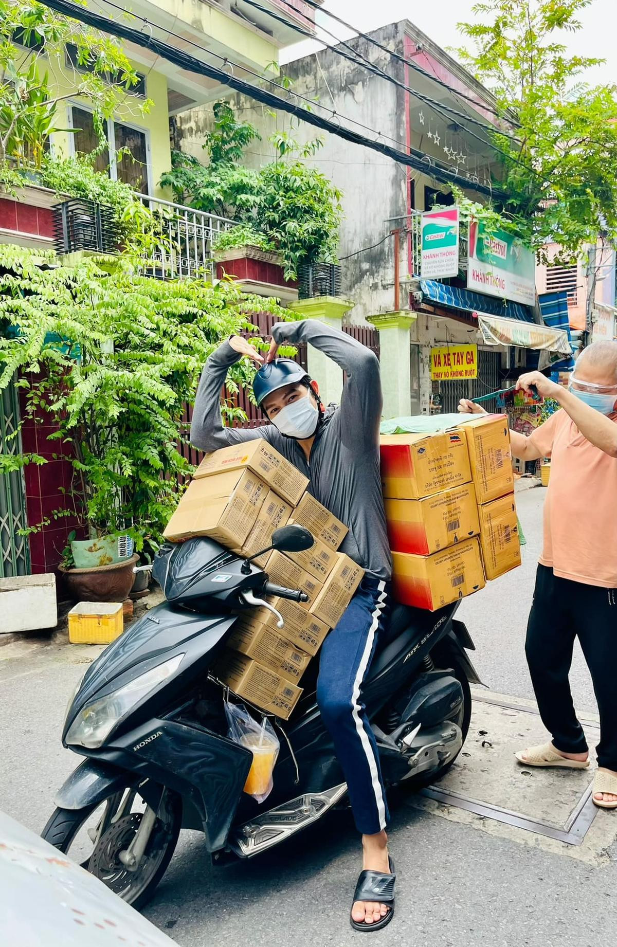 Siêu mẫu Trương Ngọc Tình tất bật làm từ thiện giữa mùa dịch Ảnh 1