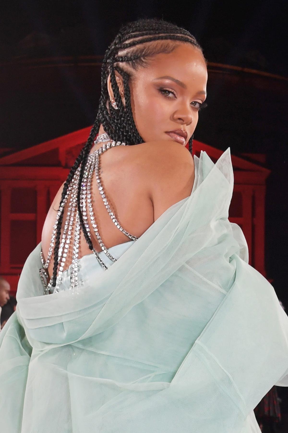 Rihanna trở thành tỷ phú với khối tài sản 1.7 tỷ USD, fan năn nỉ 'ra album đi, đừng kinh doanh nữa' Ảnh 3