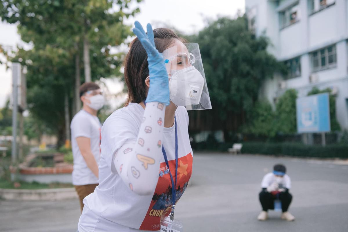 Khả Như kể chuyện 'khoác áo' tình nguyện tiếp sức mùa dịch: Làm thợ cắt tóc bất đắc dĩ mà hạnh phúc Ảnh 6