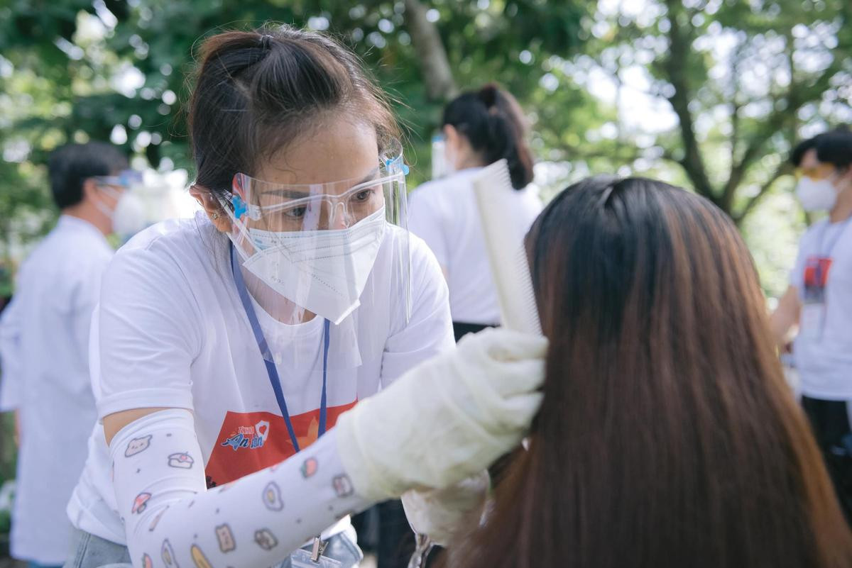 Khả Như kể chuyện 'khoác áo' tình nguyện tiếp sức mùa dịch: Làm thợ cắt tóc bất đắc dĩ mà hạnh phúc Ảnh 3