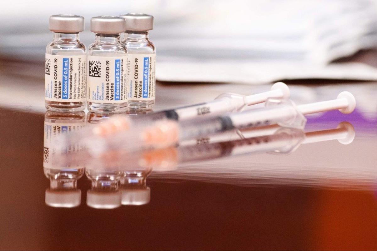 Người chưa tiêm vaccine Covid-19 có nguy cơ tái nhiễm cao gấp đôi Ảnh 1