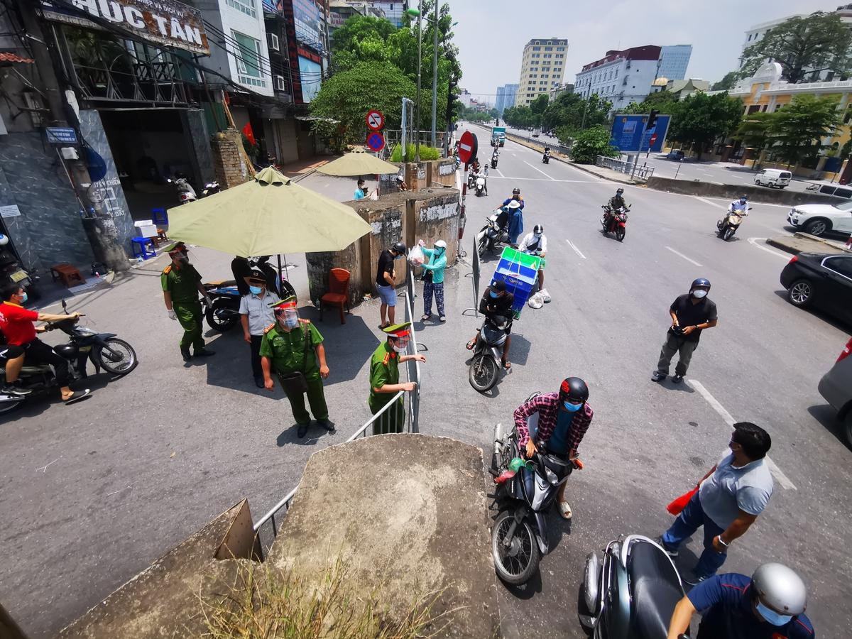 Bắt giữ người đàn ông rút côn và gậy sắt đe doạ phá chốt kiểm soát dịch ở Hà Nội Ảnh 1