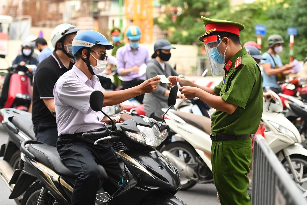 Hà Nội siết chặt việc sử dụng giấy đi đường, yêu cầu xuất trình nhiều giấy tờ liên quan Ảnh 1