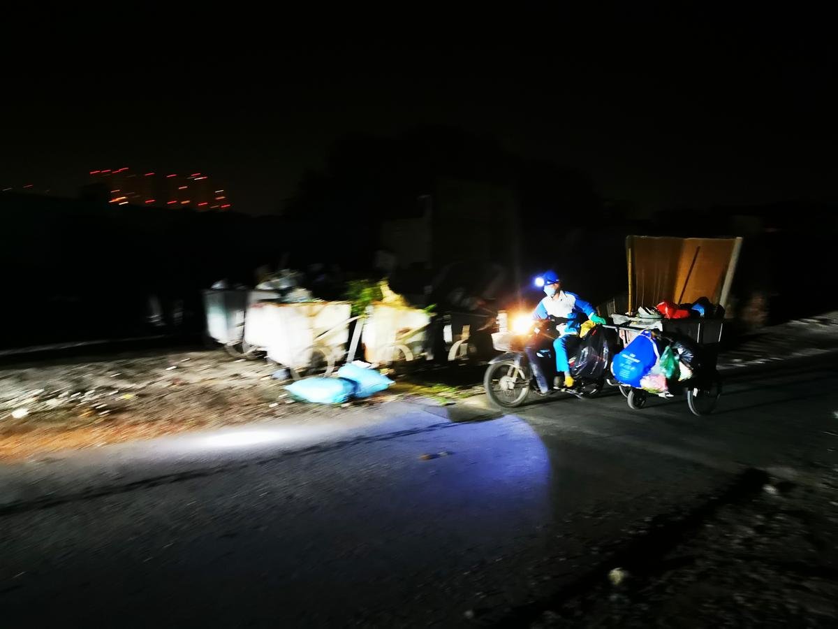 Video: Công nhân môi trường xuyên màn đêm thu gom rác giữa Thủ đô yên bình trong những ngày giãn cách Ảnh 3