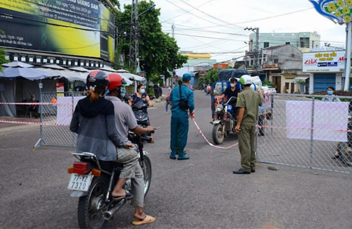 Không 'bảo lãnh' được đồng nghiệp qua chốt kiểm dịch, gã đàn ông say xỉn tấn công thành viên tổ công tác Ảnh 1