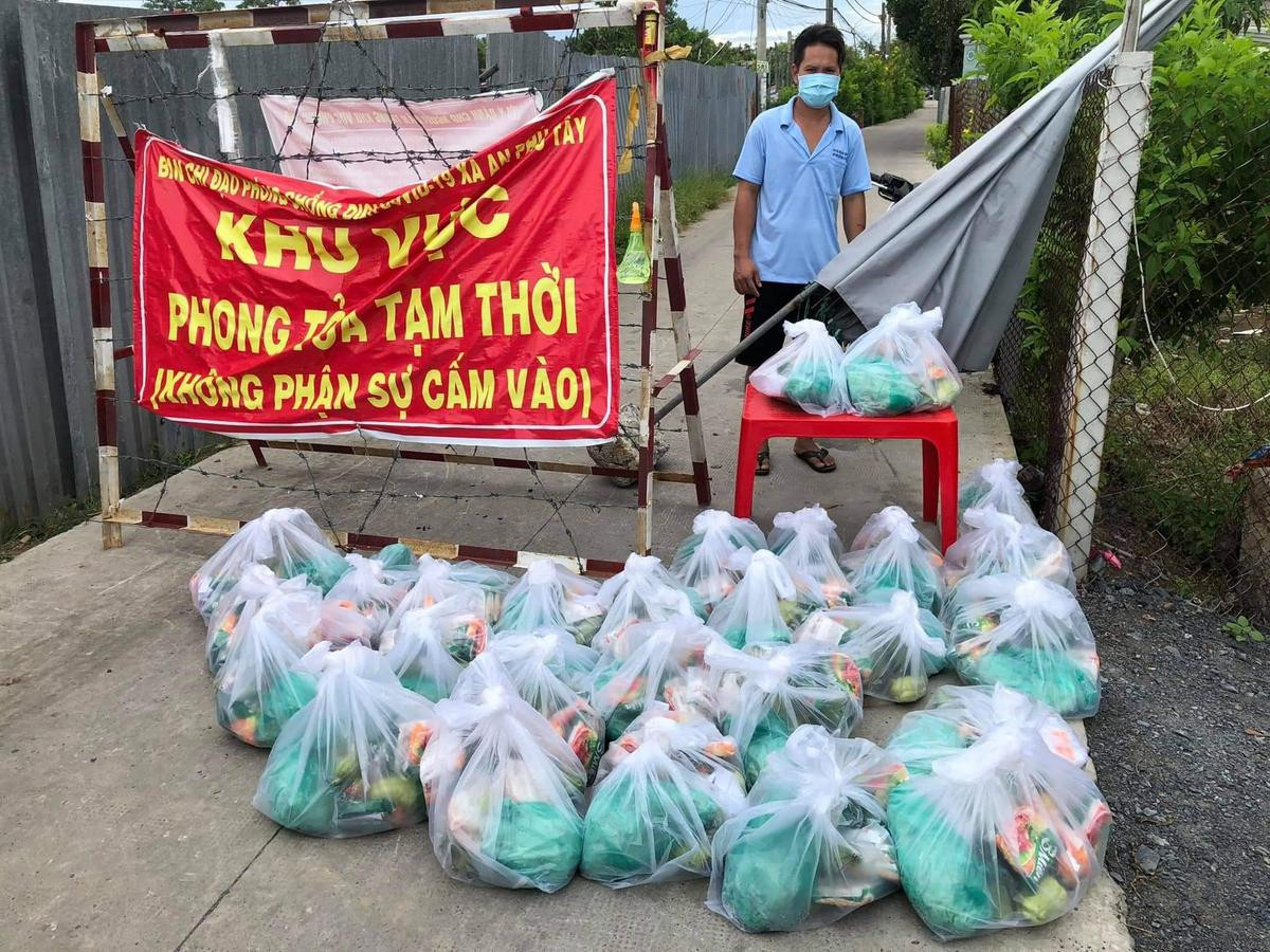 Siêu mẫu Quỳnh Hoa không ngại khó ngại khổ, trao quà tận tay người dân bị phong tỏa Ảnh 3