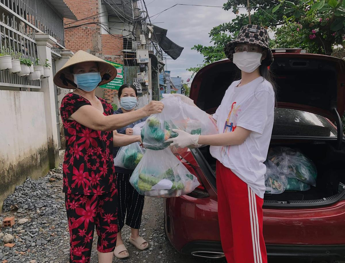 Siêu mẫu Quỳnh Hoa không ngại khó ngại khổ, trao quà tận tay người dân bị phong tỏa Ảnh 5