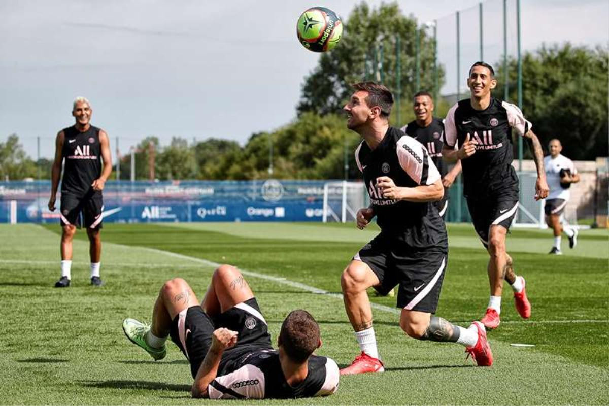 Messi và Ramos ôm nhau thắm thiết trong buổi tập của PSG Ảnh 12