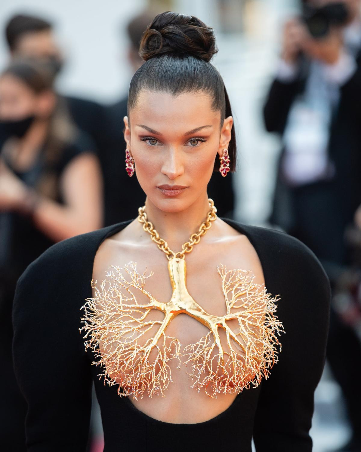 Bella Hadid toát mồ hôi hột vì che ngực chỉ bằng chiếc vòng cổ trên thảm đỏ Cannes Ảnh 9