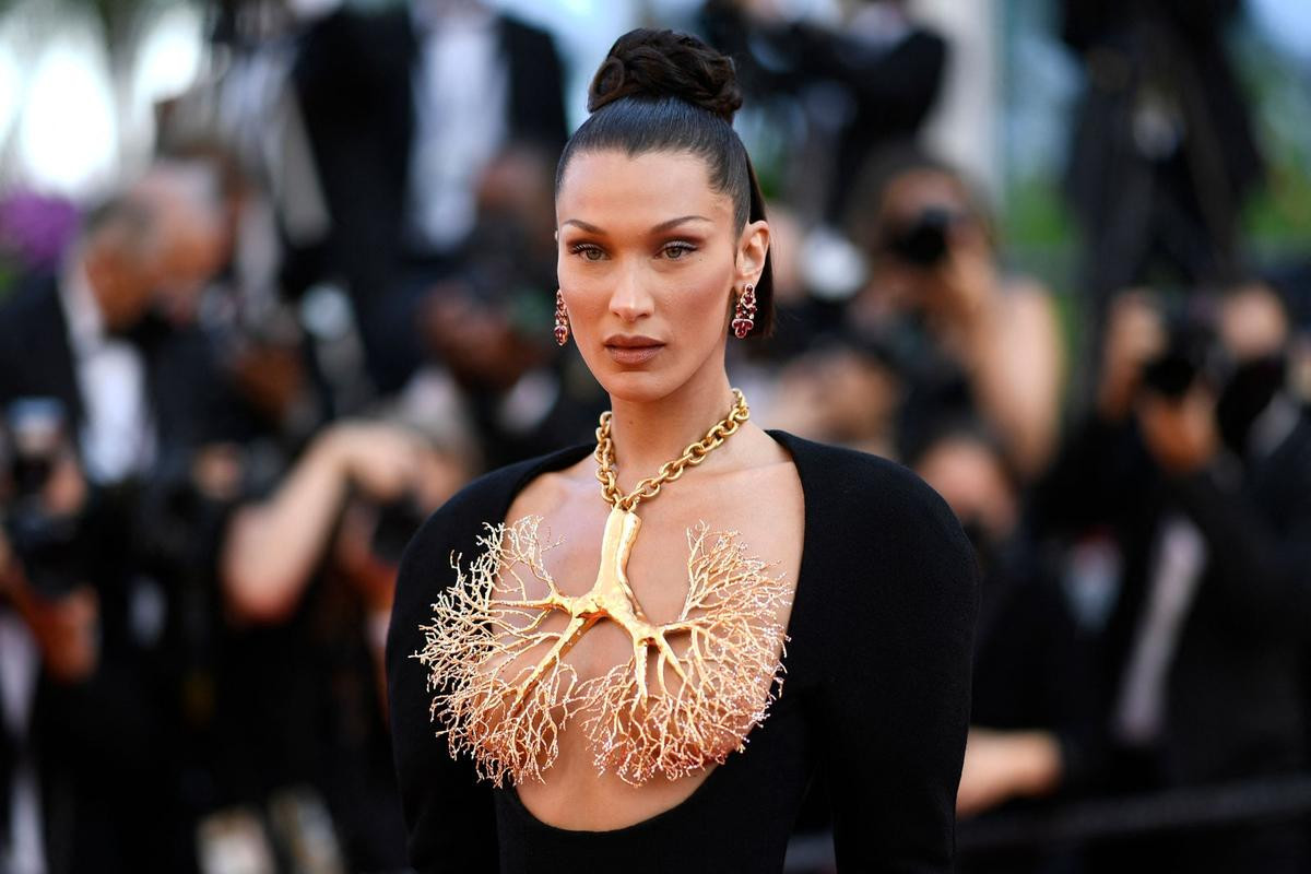 Bella Hadid toát mồ hôi hột vì che ngực chỉ bằng chiếc vòng cổ trên thảm đỏ Cannes Ảnh 7