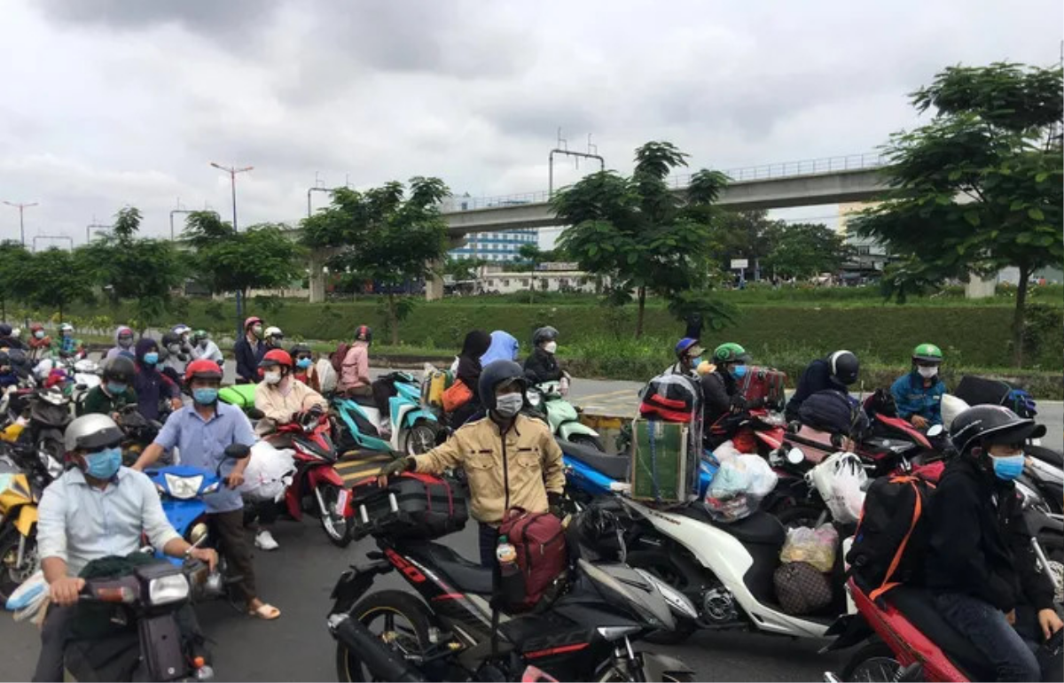 NTK Đỗ Mạnh Cường nêu quan điểm 'gắt' trước việc người lao động đổ xô về quê Ảnh 1