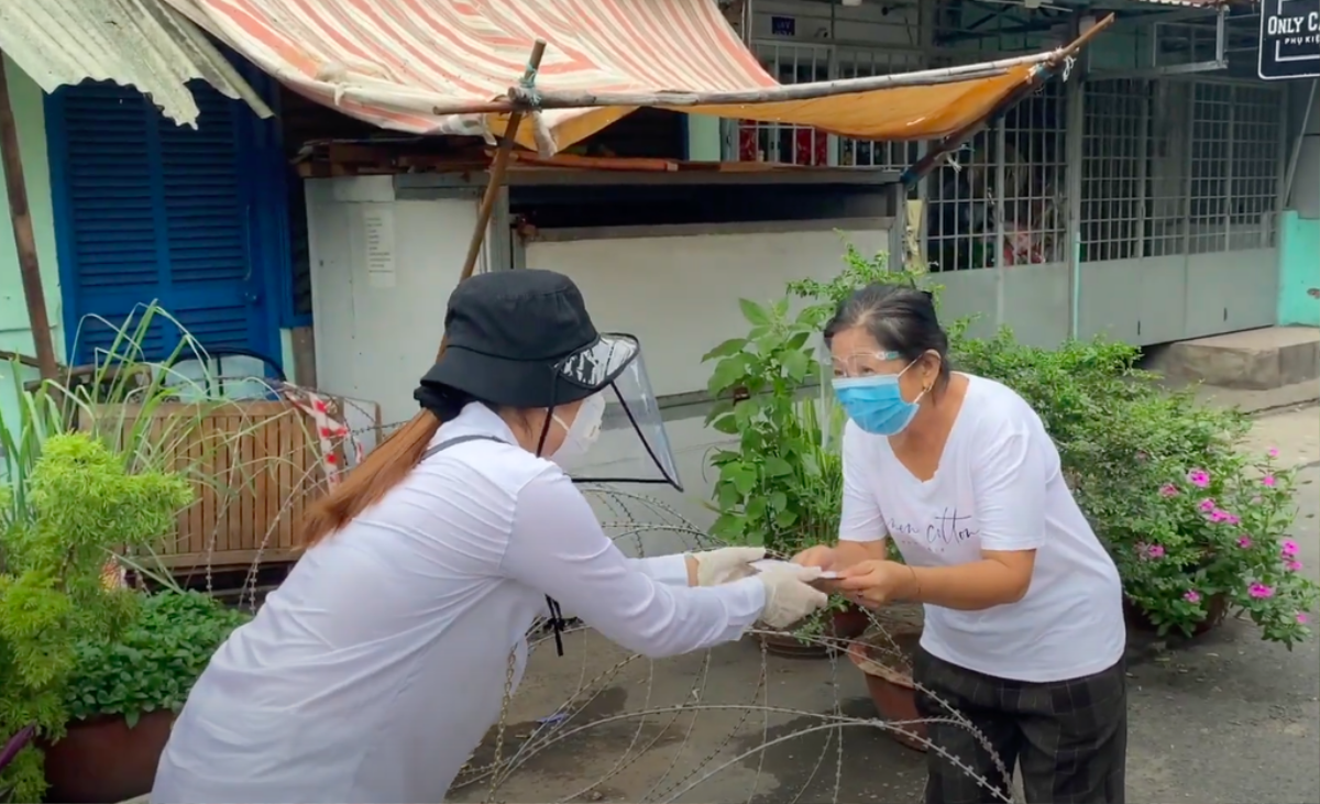 MC Cát Tường bị mỉa mai vì ủng hộ mì gói làm từ thiện: 'Mua cái khác đi, nhìn là muốn xỉu rồi' Ảnh 3