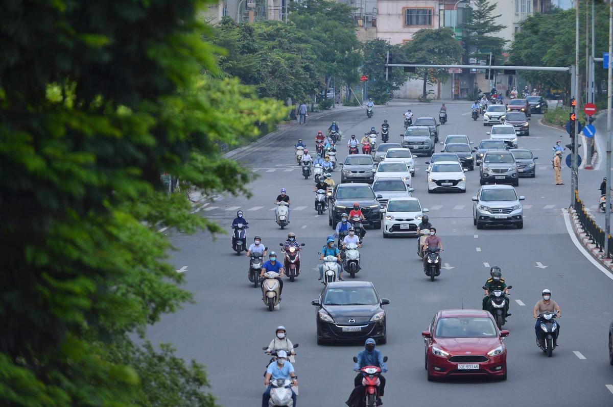 Ngày đầu tuần, đường phố Hà Nội tấp nập dù đang trong thời gian giãn cách xã hội Ảnh 1