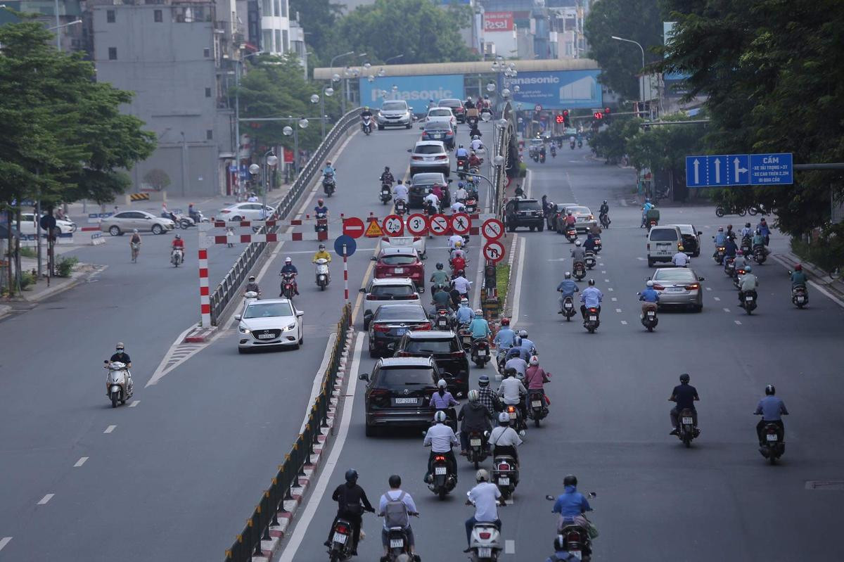 Ngày đầu tuần, đường phố Hà Nội tấp nập dù đang trong thời gian giãn cách xã hội Ảnh 7