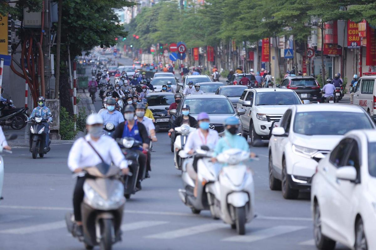 Ngày đầu tuần, đường phố Hà Nội tấp nập dù đang trong thời gian giãn cách xã hội Ảnh 13