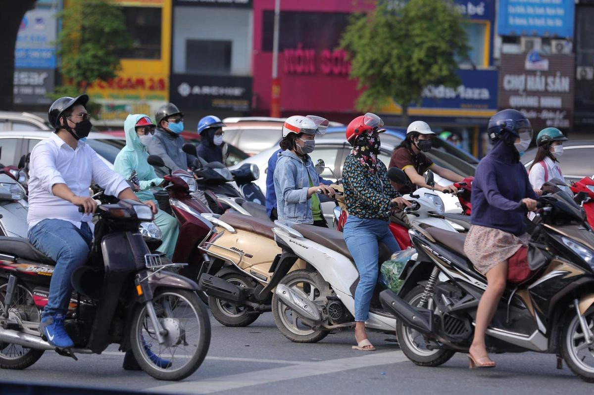 Ngày đầu tuần, đường phố Hà Nội tấp nập dù đang trong thời gian giãn cách xã hội Ảnh 12