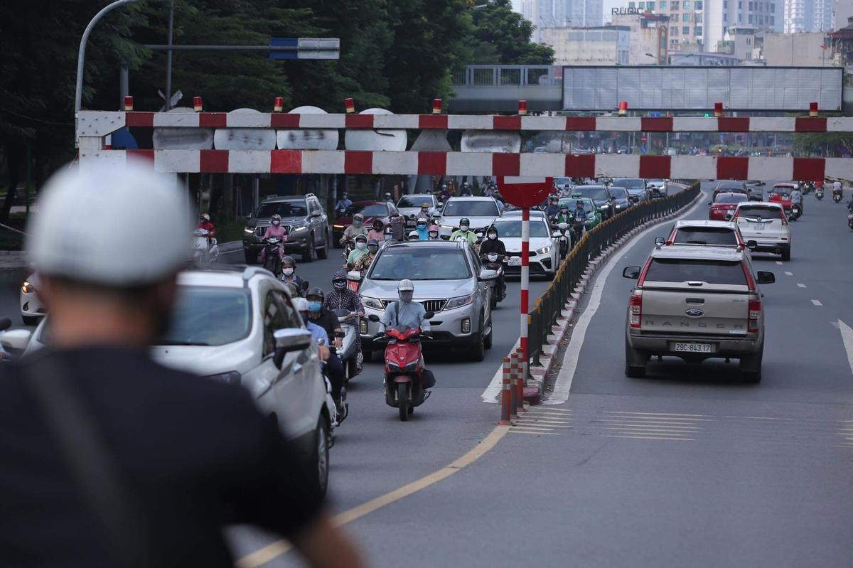 Ngày đầu tuần, đường phố Hà Nội tấp nập dù đang trong thời gian giãn cách xã hội Ảnh 6