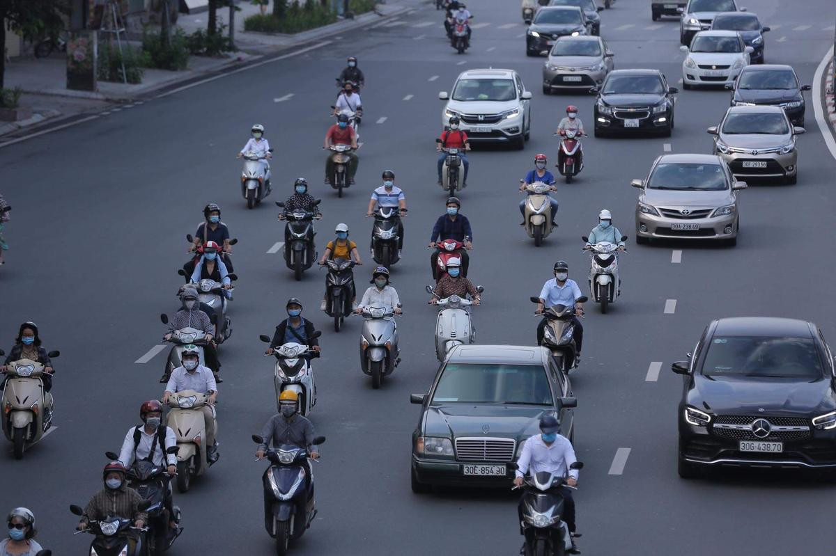 Ngày đầu tuần, đường phố Hà Nội tấp nập dù đang trong thời gian giãn cách xã hội Ảnh 8