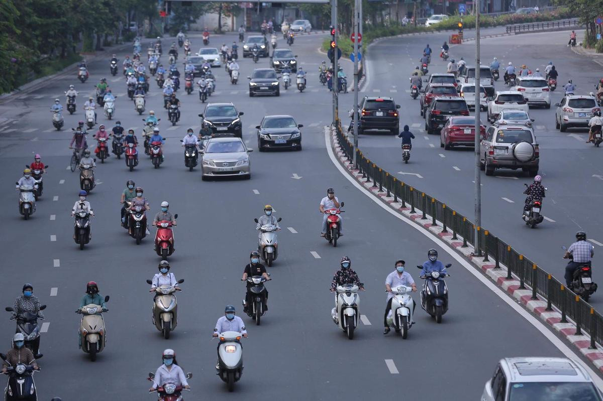 Ngày đầu tuần, đường phố Hà Nội tấp nập dù đang trong thời gian giãn cách xã hội Ảnh 2