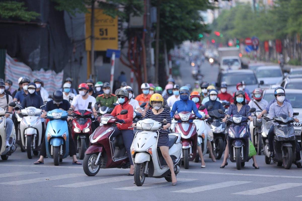 Ngày đầu tuần, đường phố Hà Nội tấp nập dù đang trong thời gian giãn cách xã hội Ảnh 3