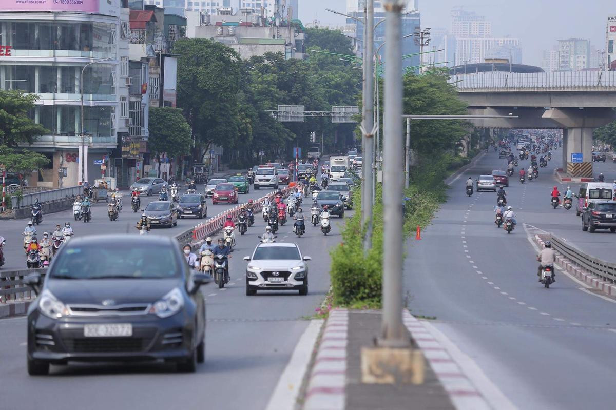 Ngày đầu tuần, đường phố Hà Nội tấp nập dù đang trong thời gian giãn cách xã hội Ảnh 10