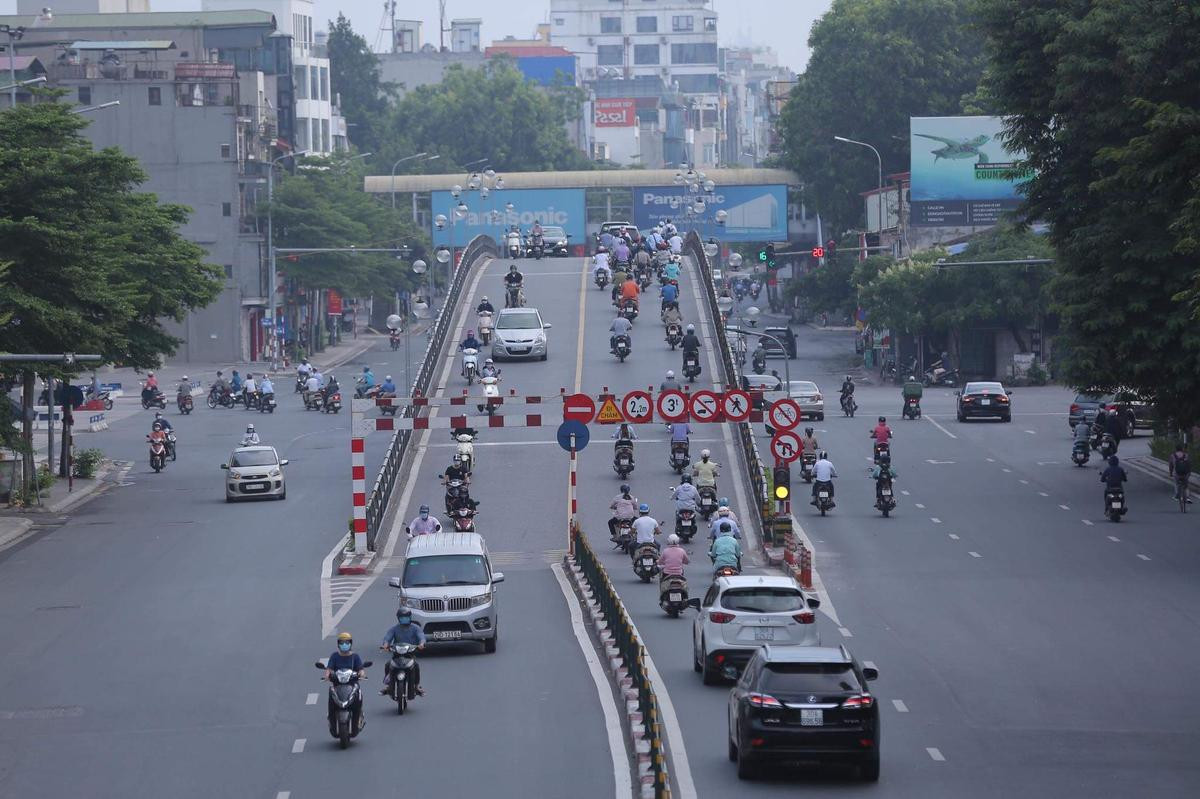 Ngày đầu tuần, đường phố Hà Nội tấp nập dù đang trong thời gian giãn cách xã hội Ảnh 9