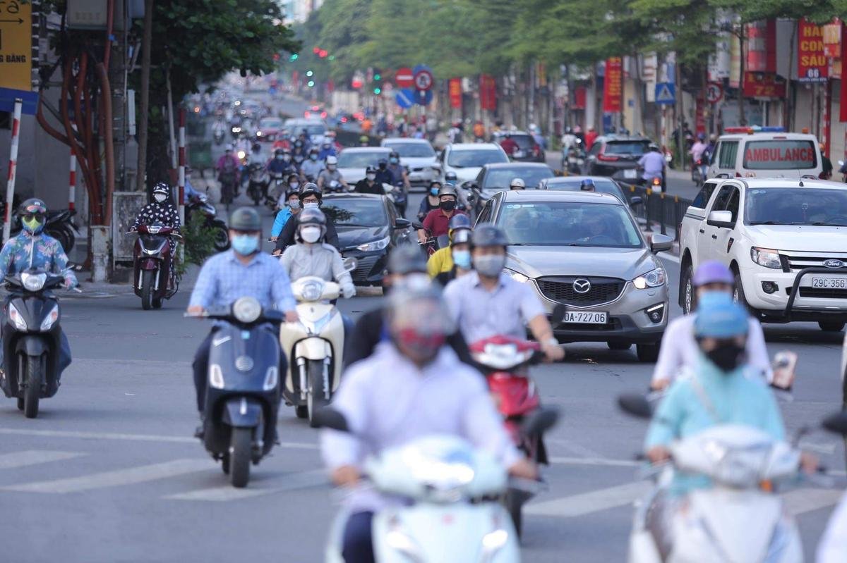 Ngày đầu tuần, đường phố Hà Nội tấp nập dù đang trong thời gian giãn cách xã hội Ảnh 4