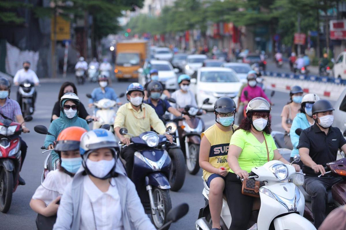 Ngày đầu tuần, đường phố Hà Nội tấp nập dù đang trong thời gian giãn cách xã hội Ảnh 5