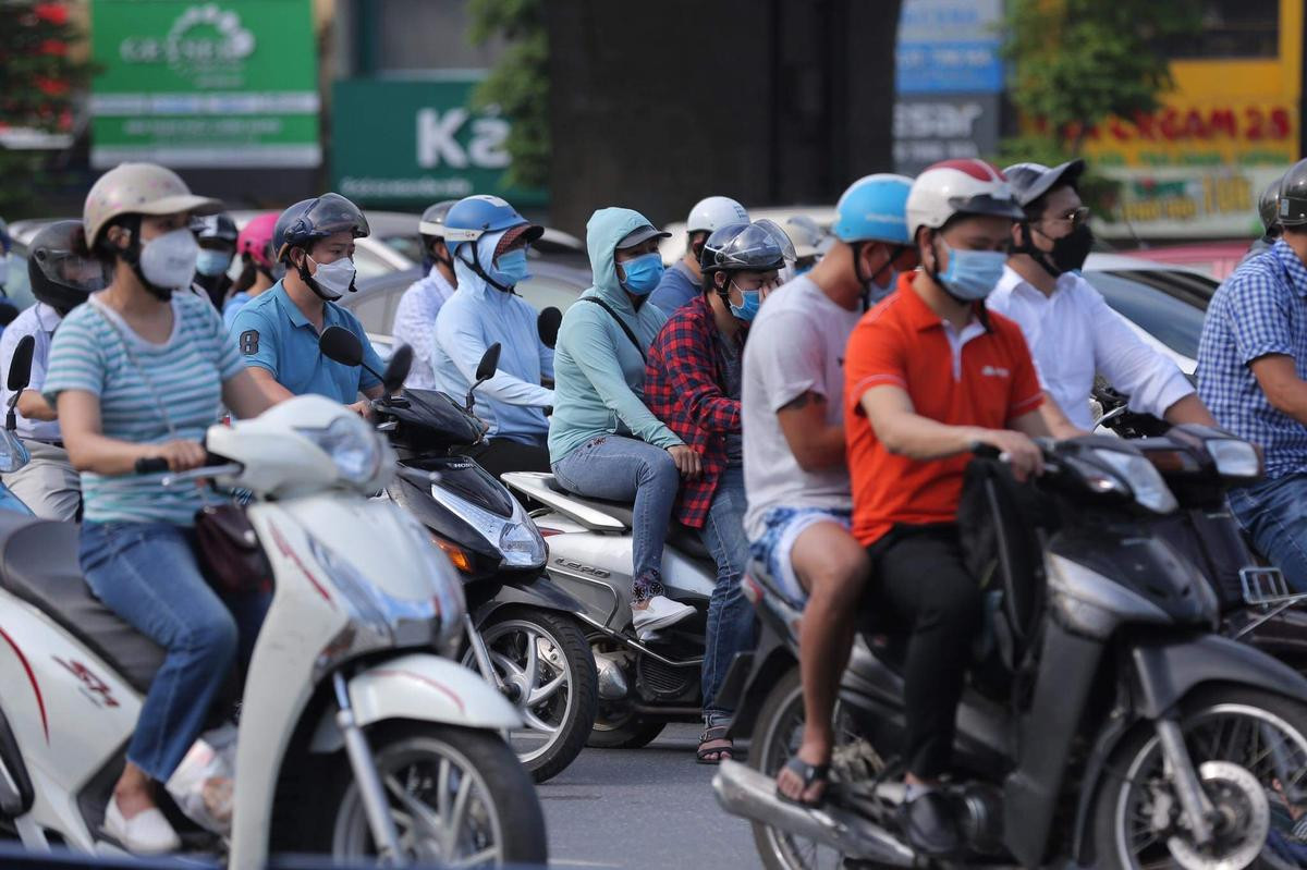 Ngày đầu tuần, đường phố Hà Nội tấp nập dù đang trong thời gian giãn cách xã hội Ảnh 11