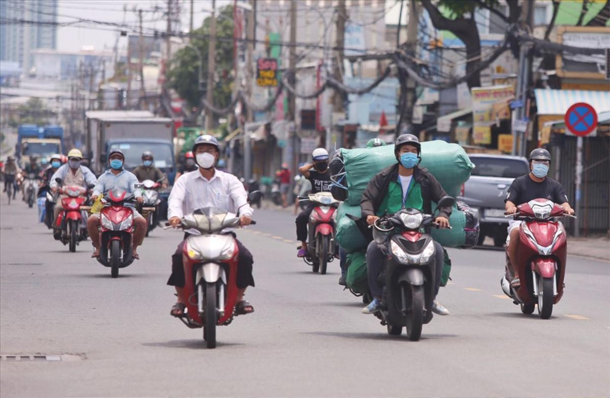 Ngày 17/8: Đường phố Sài Gòn đông xe cộ lưu thông dù F0 trong cộng đồng đang tăng mạnh Ảnh 4