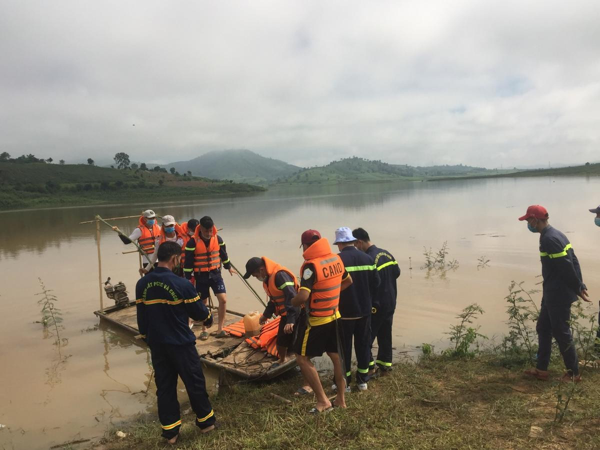 Cứu bạn đuối nước, 2 học sinh bị dòng nước cuốn trôi Ảnh 1