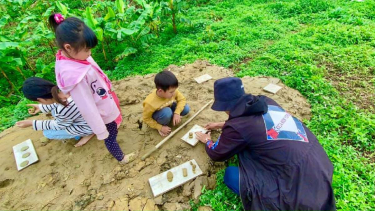 Chăm con mùa dịch 'kiểu nhà quê' như gia đình Lý Hải: Trải nghiệm đủ các trò chơi dân dã Ảnh 3