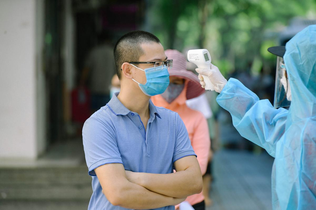 Hà Nội: 19.000 cư dân Linh Đàm bắt đầu được lấy mẫu xét nghiệm Covid-19 Ảnh 10