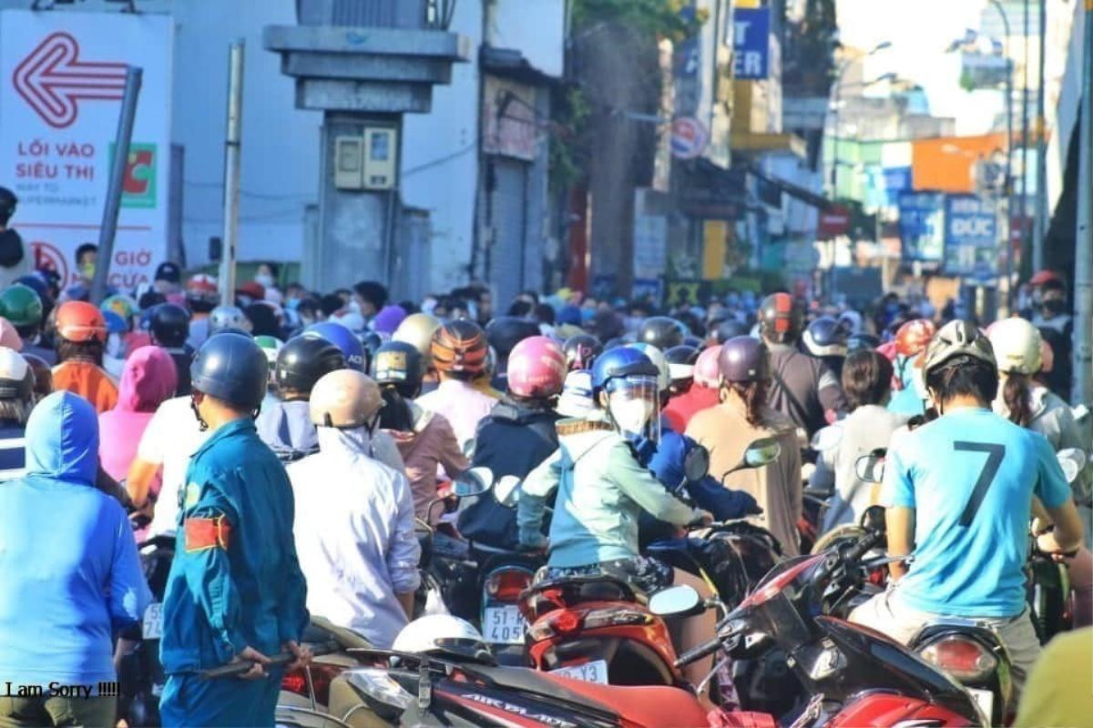 TP.HCM: Người dân chen chúc nhau đi siêu thị từ sáng sớm Ảnh 4