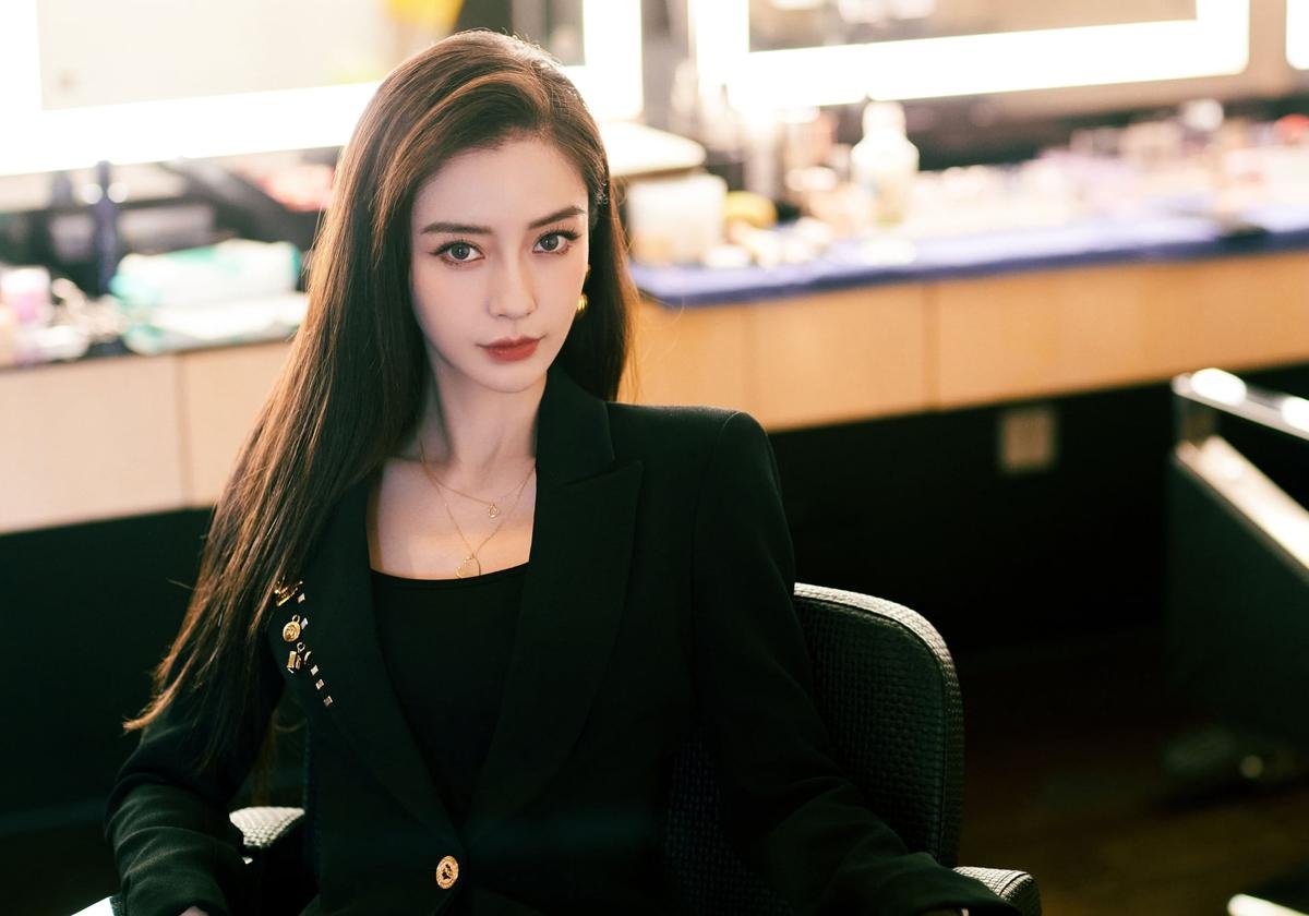 Angelababy khiến fan ná thở khi hóa nữ tổng tài đẹp không góc chết với suit đen quyền lực Ảnh 3