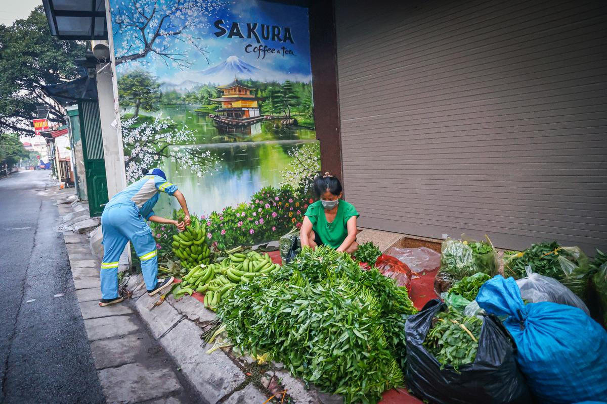 Sạp rau quả miễn phí ấm tình người của hai chị lao công giữa mùa dịch ở Hà Nội Ảnh 4