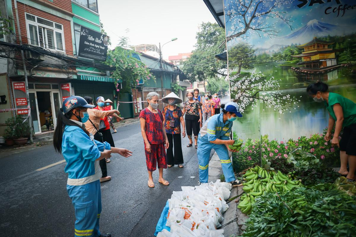 Sạp rau quả miễn phí ấm tình người của hai chị lao công giữa mùa dịch ở Hà Nội Ảnh 12