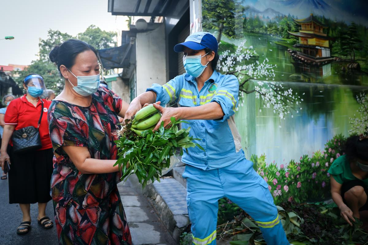 Sạp rau quả miễn phí ấm tình người của hai chị lao công giữa mùa dịch ở Hà Nội Ảnh 17