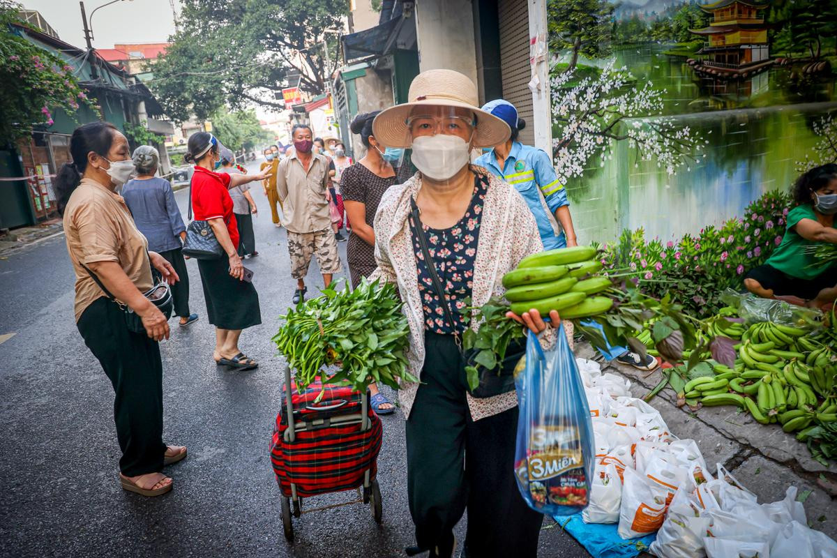 Sạp rau quả miễn phí ấm tình người của hai chị lao công giữa mùa dịch ở Hà Nội Ảnh 15