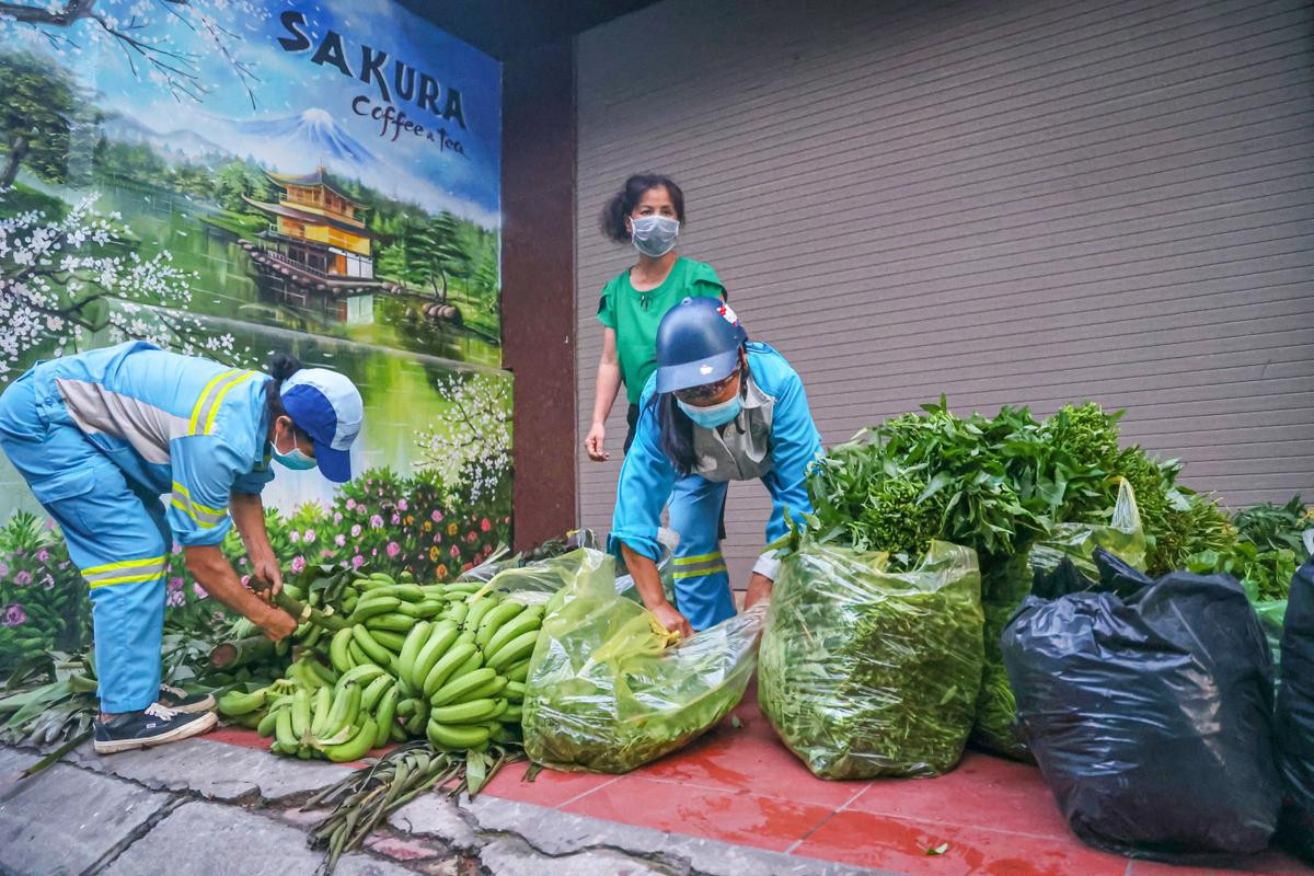 Sạp rau quả miễn phí ấm tình người của hai chị lao công giữa mùa dịch ở Hà Nội Ảnh 3