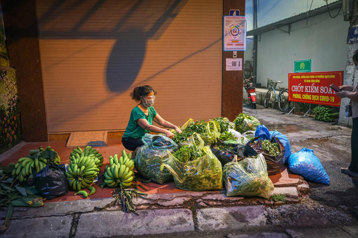 Sạp rau quả miễn phí ấm tình người của hai chị lao công giữa mùa dịch ở Hà Nội Ảnh 1