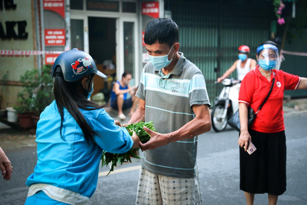 Sạp rau quả miễn phí ấm tình người của hai chị lao công giữa mùa dịch ở Hà Nội Ảnh 16