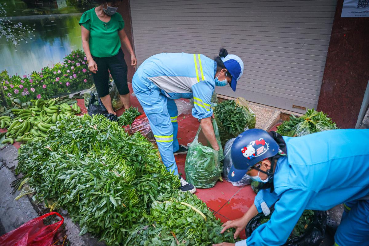 Sạp rau quả miễn phí ấm tình người của hai chị lao công giữa mùa dịch ở Hà Nội Ảnh 7