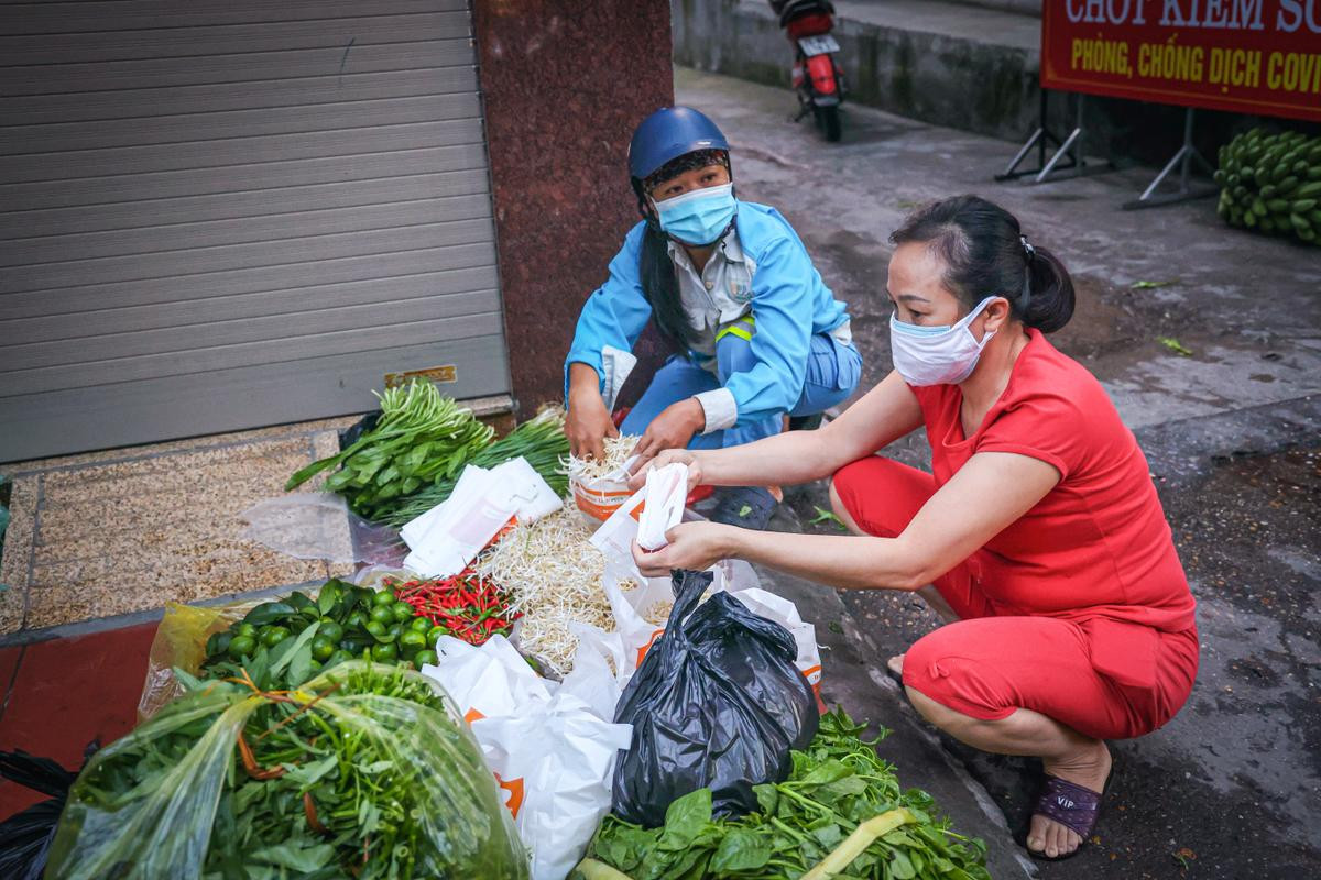 Sạp rau quả miễn phí ấm tình người của hai chị lao công giữa mùa dịch ở Hà Nội Ảnh 6