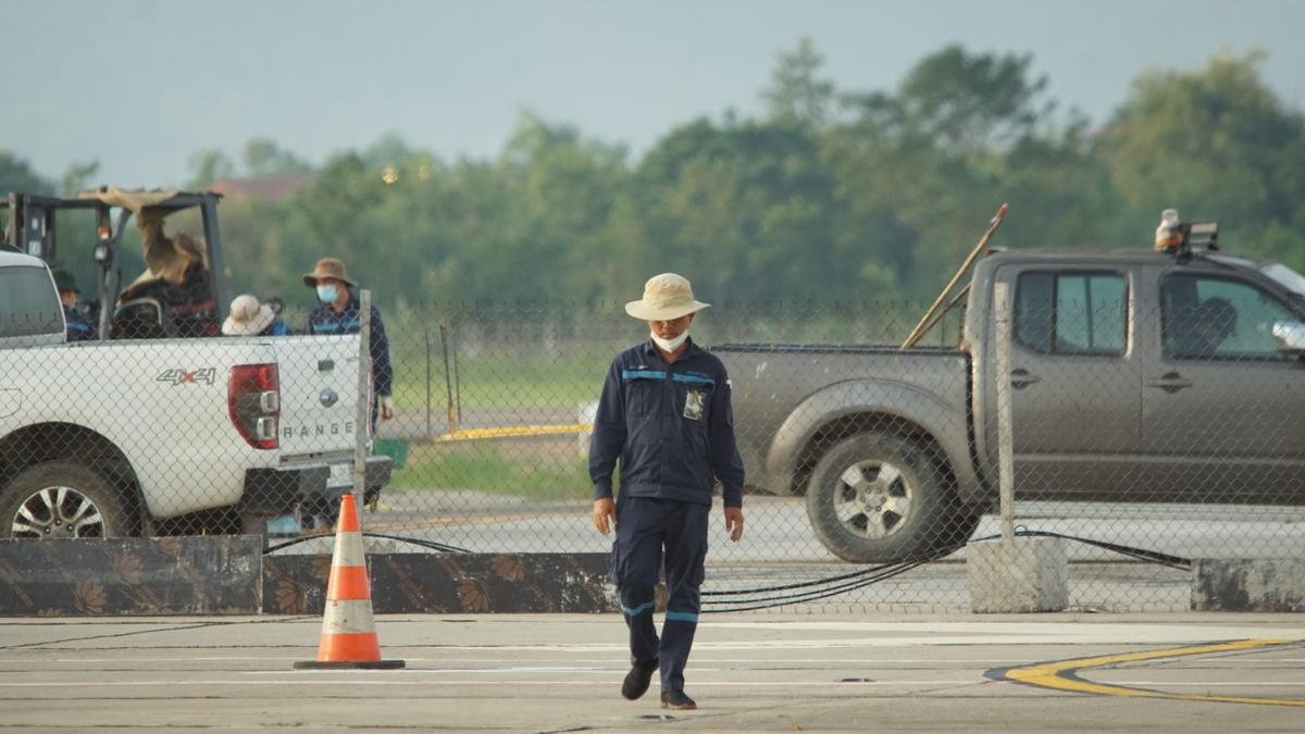 Ảnh: Hàng loạt máy bay 'nằm la liệt' tại sân bay Nội Bài do ảnh hưởng của dịch Covid-19 Ảnh 13