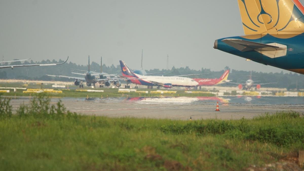 Ảnh: Hàng loạt máy bay 'nằm la liệt' tại sân bay Nội Bài do ảnh hưởng của dịch Covid-19 Ảnh 2