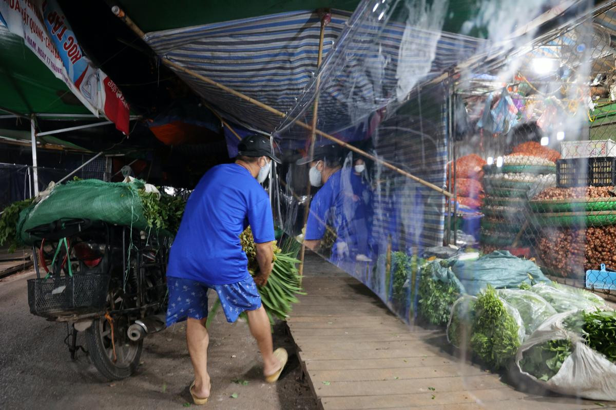 'Ngày trở lại' của chợ đầu mối phía Nam: Tất bật trong đêm sau thời gian nghỉ chống dịch Ảnh 13