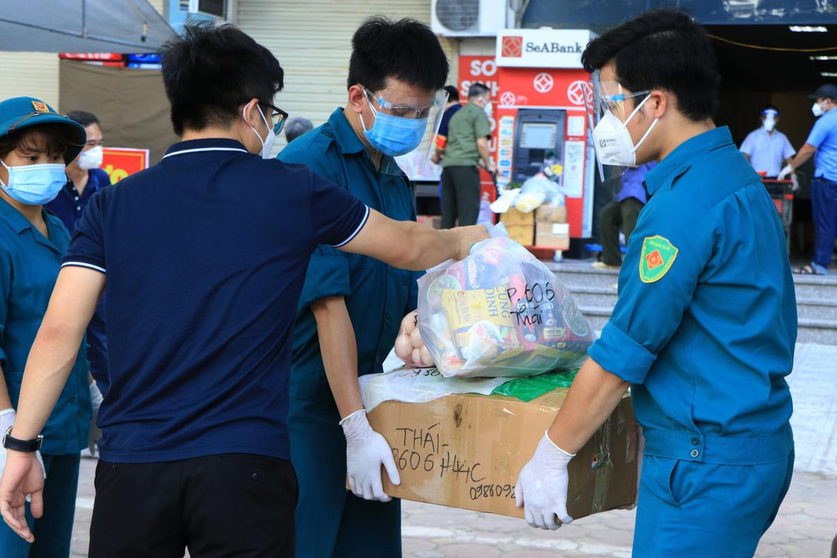 Cách ly 14 ngày chung cư HH4C Linh Đàm, tiếp tế nhiều tấn thực phẩm tận nhà cho cư dân Ảnh 4