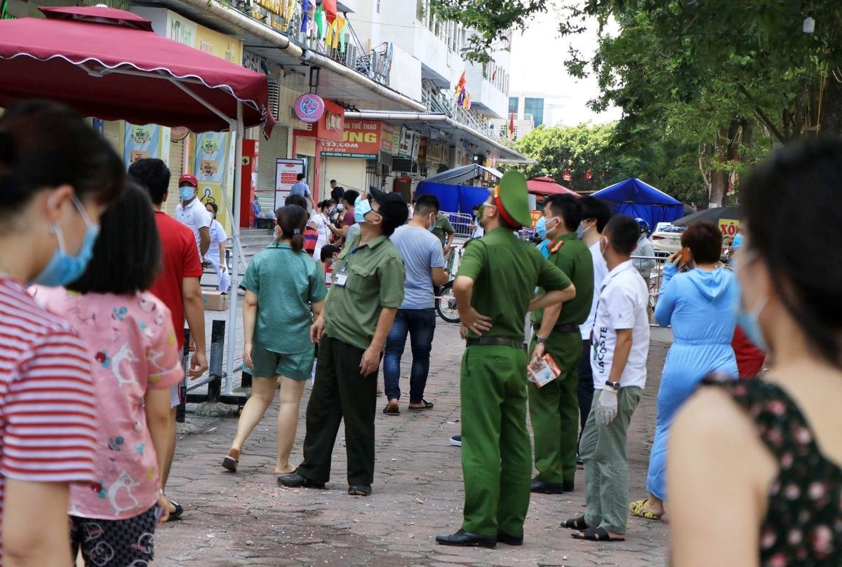 Người dân bàng hoàng khi gạch men rơi từ chung cư HH Linh Đàm xuống trong lúc đang xét nghiệm Covid-19 Ảnh 2