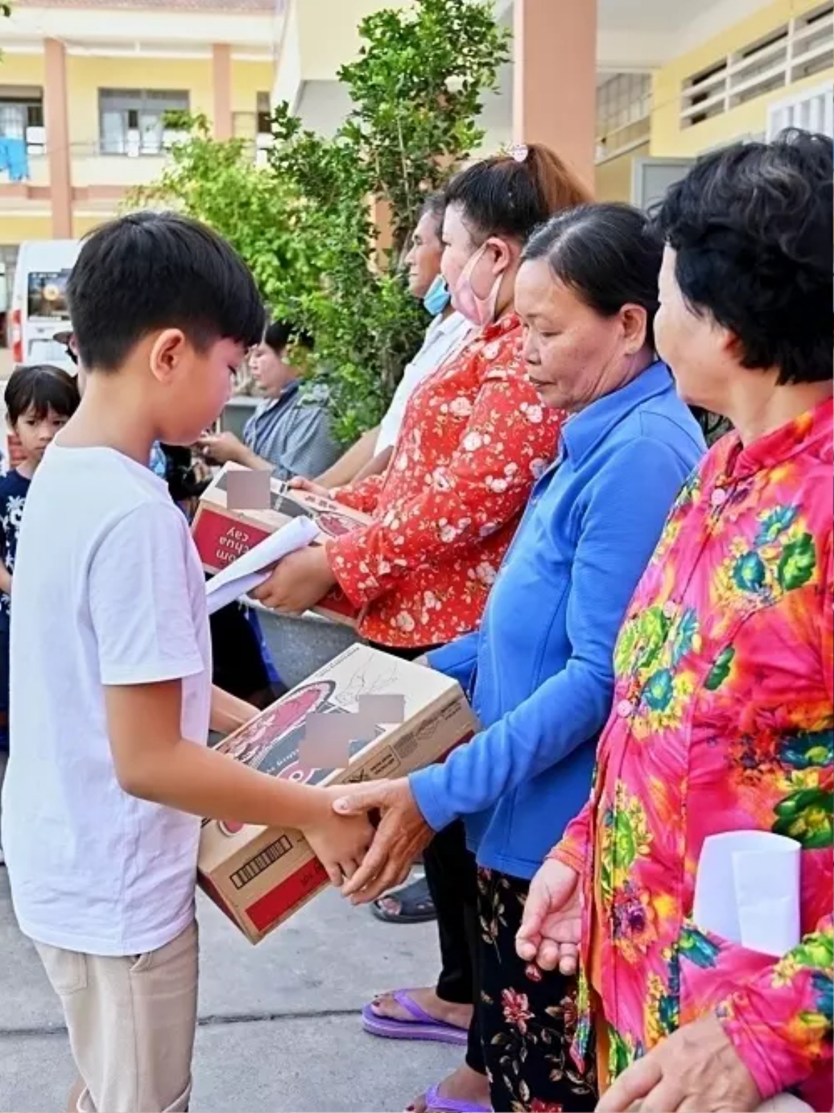 Khi con sao Việt làm từ thiện: Ái nữ nhà Phương Thanh hết mình, quý tử Hồ Ngọc Hà ngọt ngào tan chảy Ảnh 3